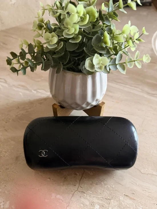 CHANEL Black Pearl-Embellished Cat-Eye Sunglasses with Gold CC - Picture 11 of 11